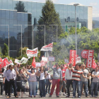 Los trabajadores de Vitro cortaron el acceso a Camponaraya, a las puertas de las instalaciones de la empresa.