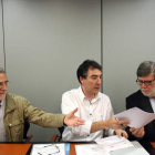 Los líderes de UGT y CC OO y Cecale, ayer, en la firma.