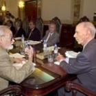 En la imagen, el fiscal general, Jesús Cardenal, conversa con el jefe de inspección Martínez Zato