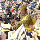 El sultan Hassanal Bolkiah saluda a sus ciudadanos acompanado por su primera esposa, Pengiran Anak Saleha