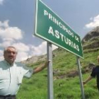 Vecinos del Concejo asturiano de Somiedo junto al actual límite que divide Asturias y León