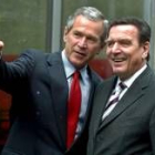 Bush bromea con Schröder durante su visita ayer al Museo Gutemberg