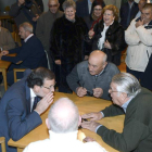 Rajoy conversa con sus compañeros de dominó, ayer, en el Hogar del Pensionista de Olmedo.