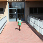 Un niño se dispone a entrar en el colegio, en una imagen de archivo.