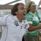 El entrenador Carlos Tornadijo grita de alegría junto a la presidenta Sagrario González por subir a Segunda División B.