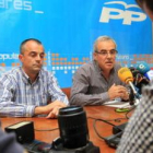 Luis Antonio Moreno y Juan Elicio Fierro, ayer en la sede del PP en Ponferrada.