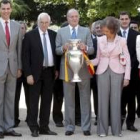 La Reina mira la copa, el Rey abraza a Senna y charla con Fernando Torres