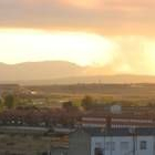 El humo producido por el incendio era visible a última hora de la tarde desde la muralla de Astorga