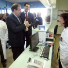 Herrera inaugura el centro de salud de Tábara y visita el centro de respuesta sanitaria.