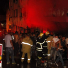 Un grupo de bomberos trabaja en la discoteca Kiss, en la ciudad brasileña de Santa María.