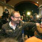 El alcalde de Rasquera, Bernat Pellisa, felicitado el martes tras ganar el referendo.