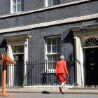 La primera ministra británica regresa al interior de Downing Street tras anunciar su dimisión. N. HALL