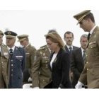 El Príncipe de Asturias, acompañado por la ministra de Defensa, Carme Chacón.