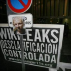 Uno de los carteles de la concentración convocada en Madrid el sábado a favor de Assange.