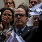 El presidente de la Asamblea Nacional de Venezuela, el opositor Julio Borges,  rompe en pedazos la sentencia del Supremo  que califico de  basura  durante una rueda de prensa.