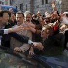 Rajoy es saludado por simpatizantes del PP durante su visita a Oviedo