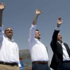 Francisco Camps, Mariano Rajoy y José Joaquín Ripoll, saludan a los asistentes al mitin del puerto d