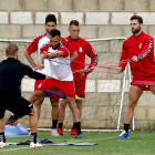 Rodri, a la derecha, durante el entrenamiento de ayer. MARCIANO