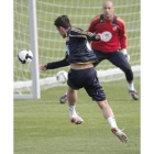 Albert Riera (en primer término) dispara a la portería que defiende Reina