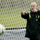 Vicente del Bosque dirigiendo un entrenamiento de la Selección en Brasil.