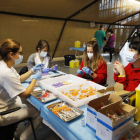 Enfermeras preparan las vacunas en el Palacio de Exposiciones. MACIANO PÉREZ