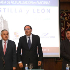 El consejero de Sanidad de la Junta, Antonio María Sáez, inaugura la VI Jornada de Actualización en Vacunas de León. Junto a él, el alcalde de León, Emilio Gutiérrez y el director general de Sanofi Pasteur MSD España, Ricardo Brage.