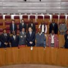 Los jóvenes políticos guineanos posan durante su visita a la sede de las Cortes