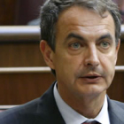 Zapatero accede a la tribuna de oradores del Congreso.