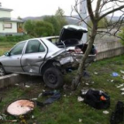 Tras el golpe, el Peugeot 406  acabó atravesado en una finca, con un golpe lateral