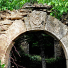 López sostiene que el relieve situado en el arco de entrada no es un simple escudo, sino una representación masónica del Santo Grial. DL