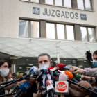 El delegado del Gobierno en Madrid, José Manuel Franco, atiende a los medios a su salida de los Juzgados. LUCA PIERGIOVANNI