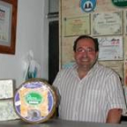 Javier Alonso muestra uno de los ejemplares galardonados por segundo año, en una imagen de archivo