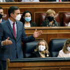 El presidente del Gobierno, Pedro Sánchez (i) interviene durante la sesión de control al Gobierno este miércoles en el Congreso.  JAVIER LIZÓN