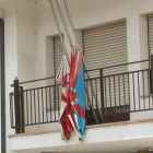 Las banderas ondean a media asta en Corullón. L. DE LA MATA