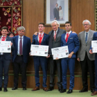 Los integrantes del equipo ganador con el locutor Luis del Olmo. DL