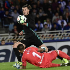 Bale pica el balón ante Rulli para marcar el tercer gol del Madrid en Anoeta.