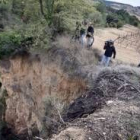 Varios reporteros de televisión graban la zona del barranco