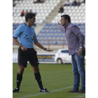 Cembranos, derecha, dialoga con el árbitro Aimar Velasco.