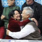 Conrado Alonso Buitrón abraza a Ángela Marqués. Buitrón fue su mentor