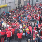 Colorido y muchos corredores en la salida de la carrera de San Silvestre de La Robla.