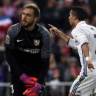 Oblak frente a Cristiano Ronaldo, uno de los muchos duelos que se vivirán en el derbi. CHEMA MOYA
