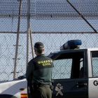 Un guardia civil vigila la zona fronteriza de Marruecos con Melilla, en una imagen de archivo.