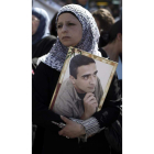 Una palestina sostiene la foto de un familiar encarcelado.