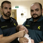 Fotografía facilitada por la Guardia Civil del bebé de entre una semana y diez días de edad que ha sido rescatado con vida esta mañana por dos agentes de la Guardia Civil del interior de un contenedor de basura soterrado en la localidad madrileña de Mejor