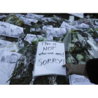 Marroquís colocan flores y mensajes de solidaridad frente a las embajadas de Noruega y Dinamarca en Rabat tras el asesinato de dos turistas escandinavas.