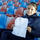 Una niña escribe a Panini para que haga un álbum de cromos de fútbol femenino.