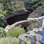 El pedáneo de San Andrés de las Puentes, José Luis de la Torre, mostraba en octubre del 2009 los daños del derrame de lodo.