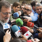 El presidente conversa con un grupo de periodistas, en una imagen de archivo. ELISEO TRIGO