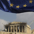 El Partenón en la Acrópolis de Atenas con una bandera de la Unión Europea.