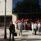 CC.OO. y Secar ya se manifestaron en la sede de Unicaja para protestar por el ajuste laboral.